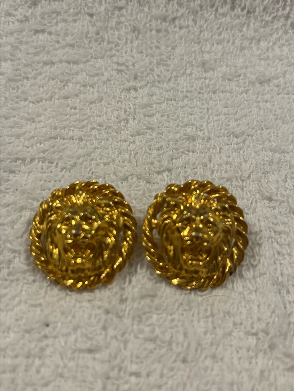 Vintage Gold Tone Lion Head Round Earrings
